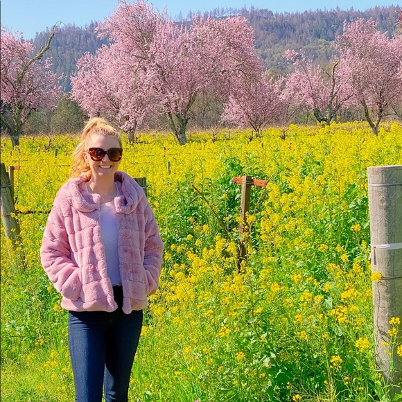 Meet your Posher, Caitlin - Picture 4 of 8